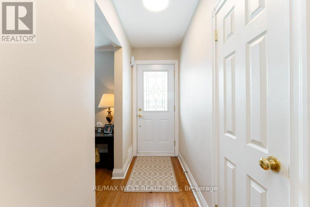 5 Glenn Murray Drive, Toronto, Ontario  M8Y 3H2 - Photo 4 - W12805046