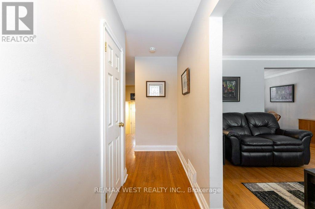 5 Glenn Murray Drive, Toronto, Ontario  M8Y 3H2 - Photo 5 - W12805046