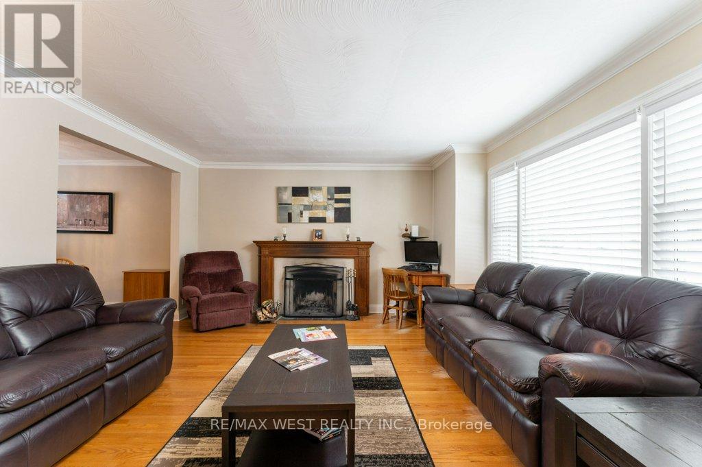 5 Glenn Murray Drive, Toronto, Ontario  M8Y 3H2 - Photo 6 - W12805046