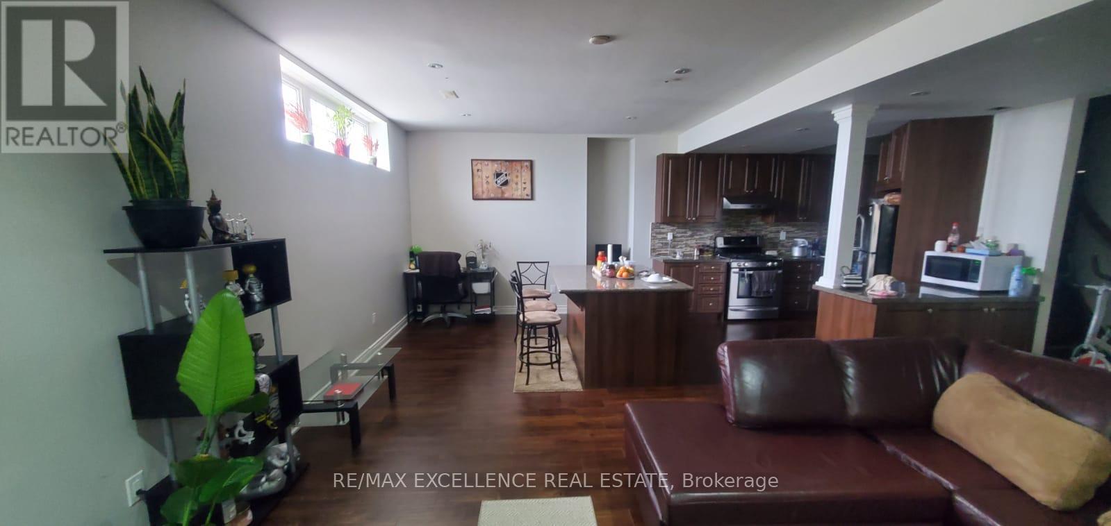 28 Midsummer Drive, Brampton, Ontario  L6P 3E5 - Photo 7 - W12805052