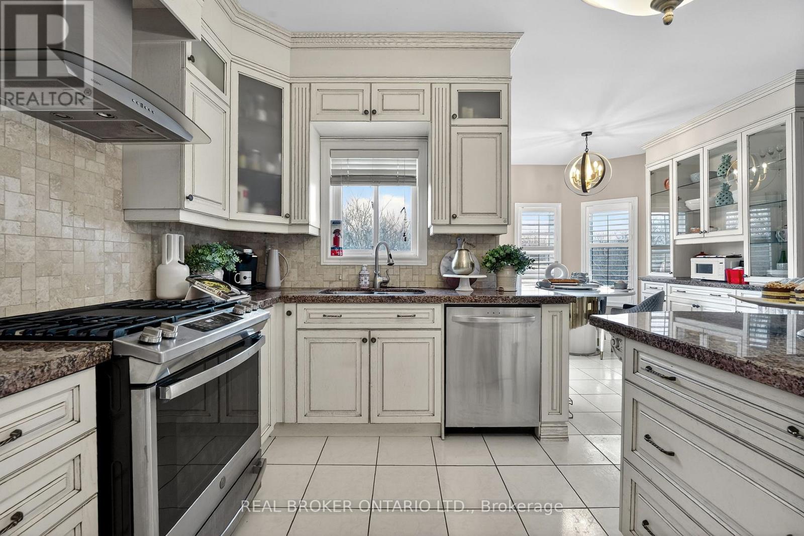 39 Pinebrook Circle, Caledon, Ontario  L7C 1C4 - Photo 11 - W12805062