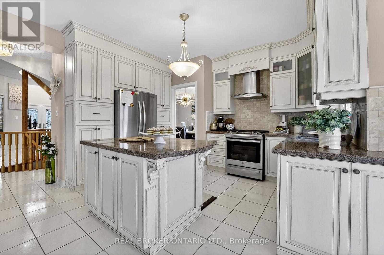 39 Pinebrook Circle, Caledon, Ontario  L7C 1C4 - Photo 9 - W12805062