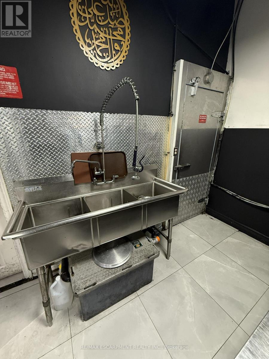 197 Locke Street S, Hamilton, Ontario  L8P 1B5 - Photo 6 - X12805060