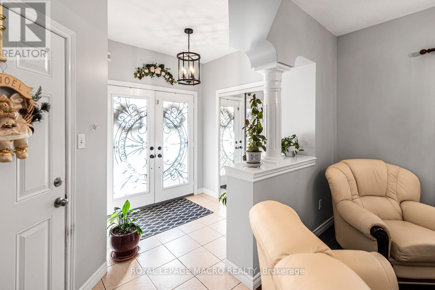 102 Erika Crescent, Hamilton, Ontario  L8W 0A2 - Photo 3 - X12805208