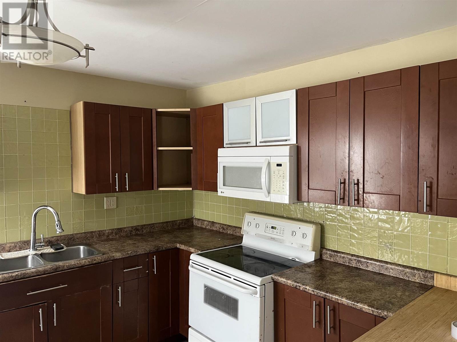 348 First Ave, Sault Ste. Marie, Ontario P6C 4P1 - Photo 4 - SM260325