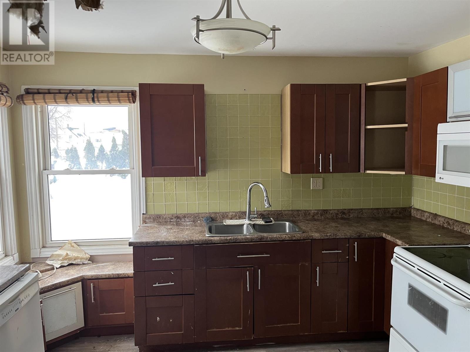 348 First Ave, Sault Ste. Marie, Ontario P6C 4P1 - Photo 5 - SM260325