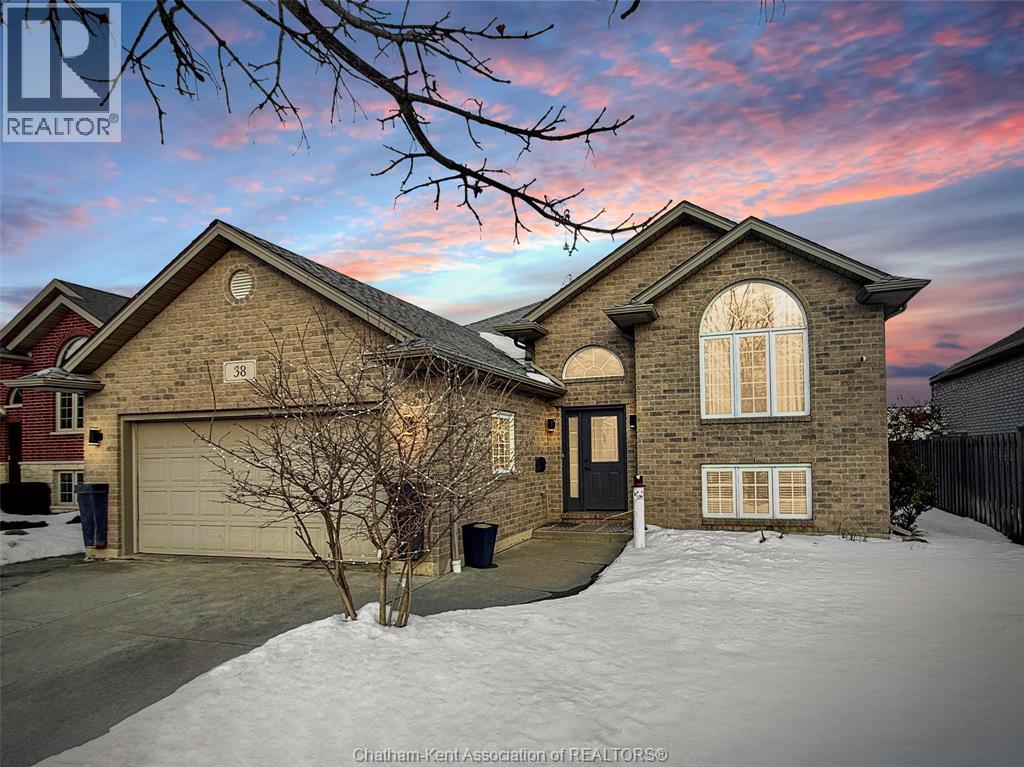 MLS# 26003595: 38 Regatta DRIVE, Leamington, Canada