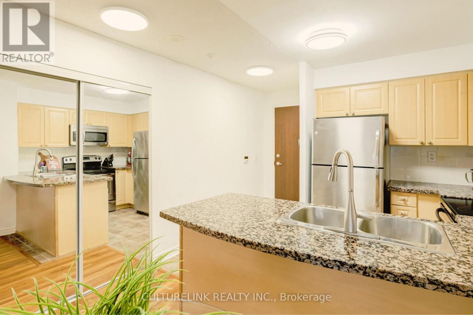 2209 - 5 Michael Power Place, Toronto, Ontario  M9A 0A3 - Photo 6 - W12671238