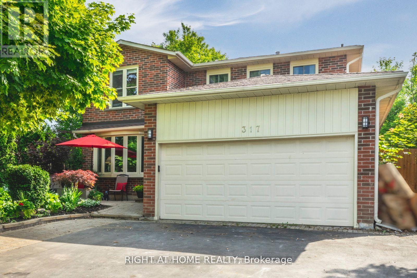 Amazing Detached House In The Hearth Of Newmarket, Inground Pool. Eat-in kitchen With Upgraded Cupboards and Granite Counters. Family Room Walk-Out To Back Yard. Spacious Primary Bedroom Features Walk-In Closet & 4 Pc Ensuite. Finished Basement, Close To Yonge St. Upper Canada Mall, Costco, And More! (id:48254)