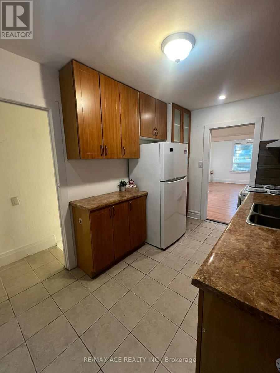 Main - 12 Mahoney Avenue, Toronto (Mount Dennis), Ontario  M6M 2H4 - Photo 9 - W12805248