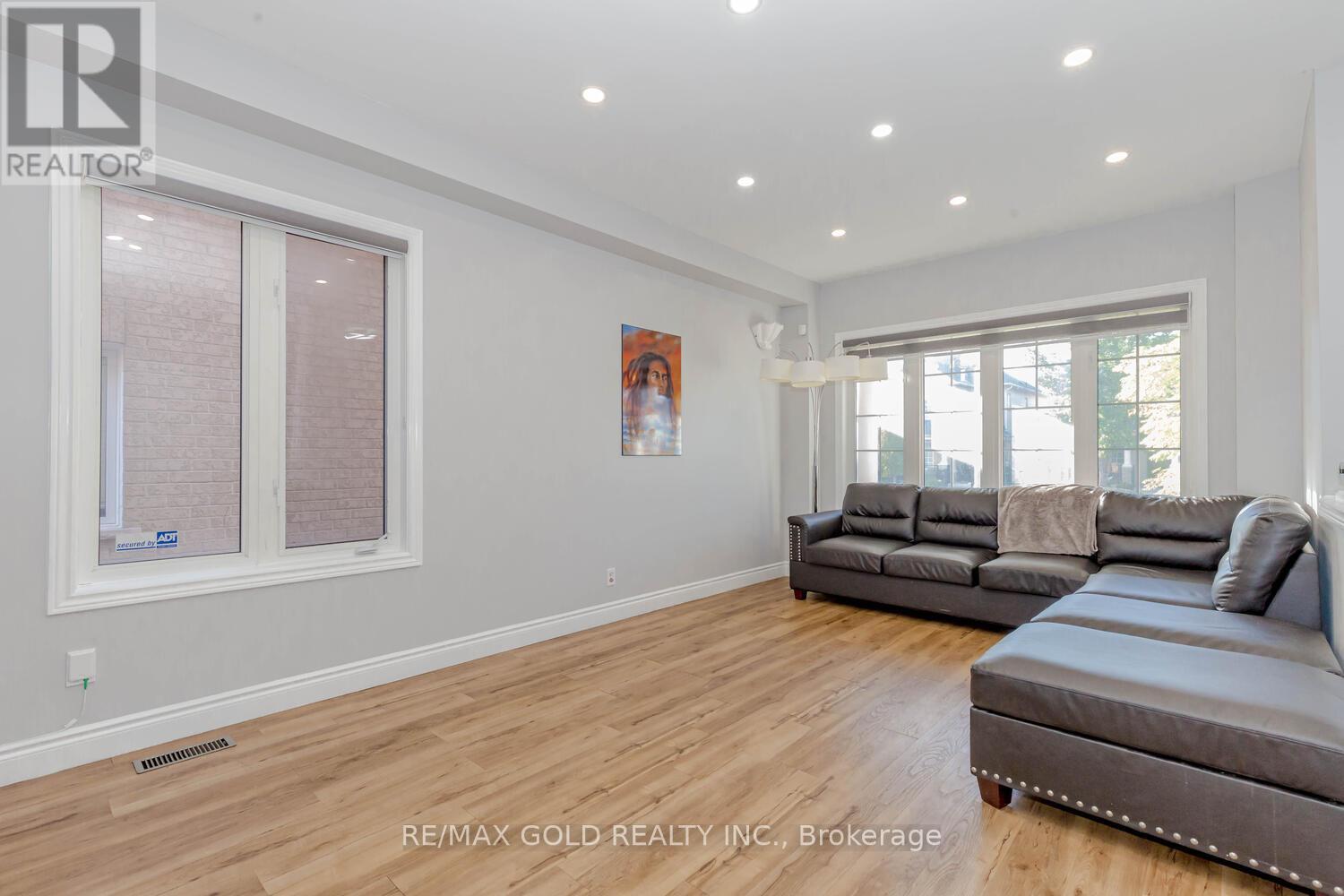 33 Hopecrest Place, Brampton, Ontario  L6R 2V1 - Photo 9 - W12805258