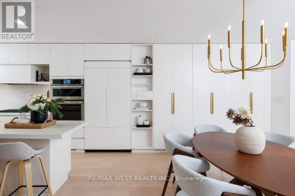 424 Clendenan Avenue, Toronto, Ontario  M6P 2X6 - Photo 14 - W12805356