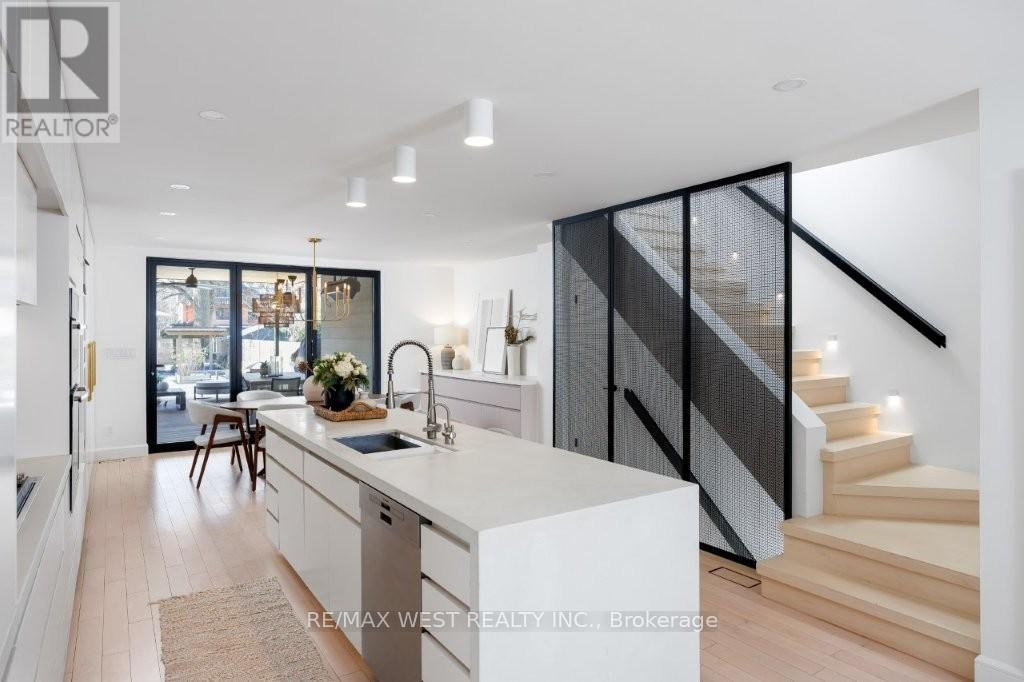 424 Clendenan Avenue, Toronto, Ontario  M6P 2X6 - Photo 11 - W12805370