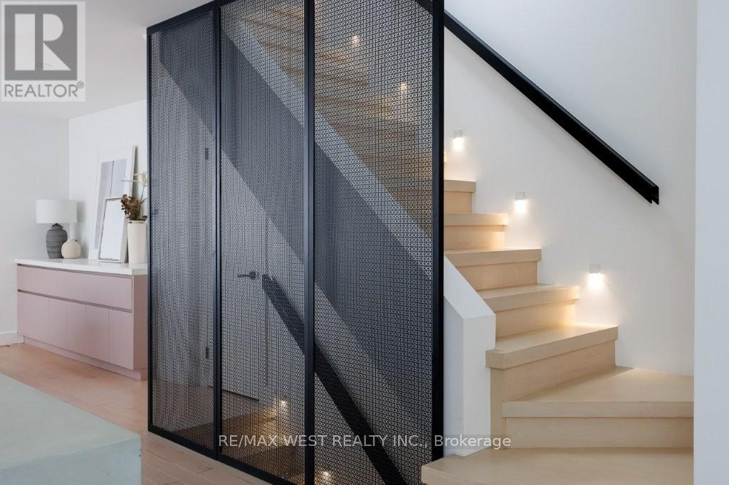 424 Clendenan Avenue, Toronto, Ontario  M6P 2X6 - Photo 12 - W12805370