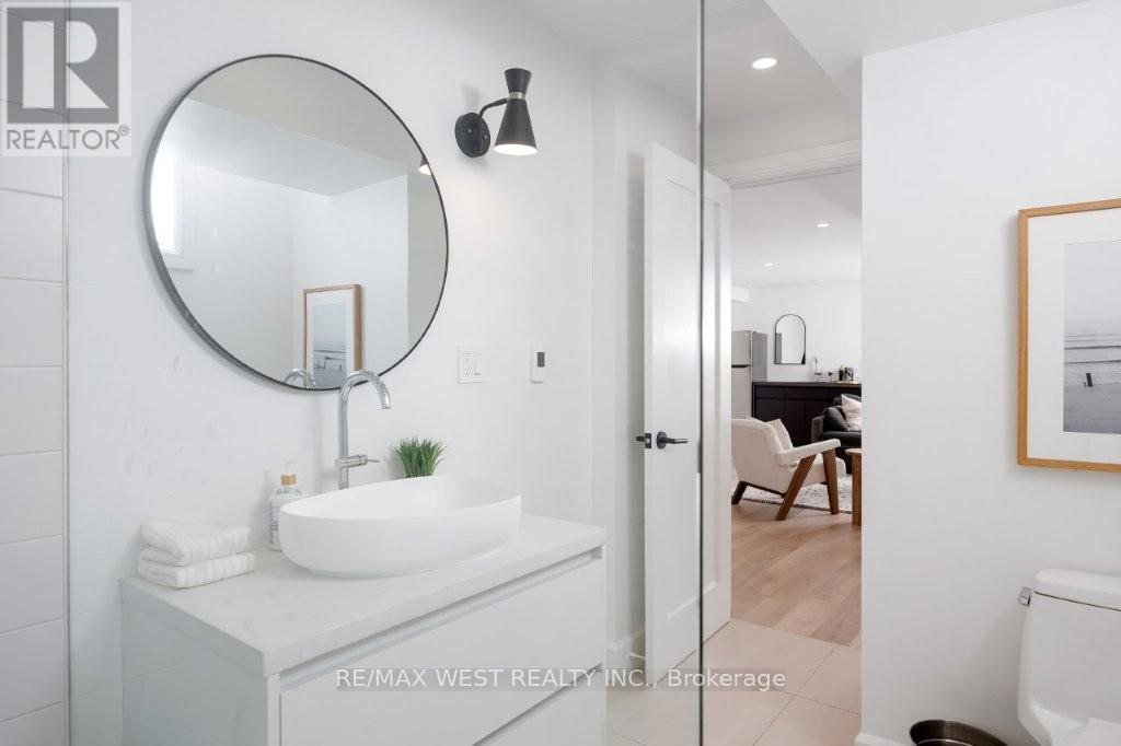 424 Clendenan Avenue, Toronto, Ontario  M6P 2X6 - Photo 33 - W12805370