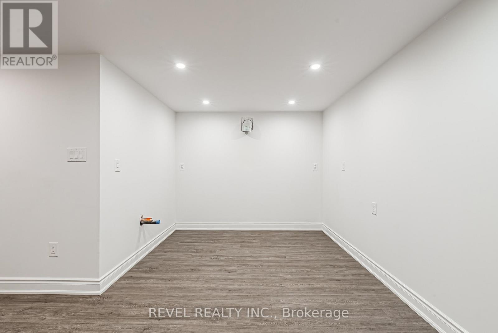 1127 Main Street E, Hamilton, Ontario  L8M 1P2 - Photo 16 - X12805360