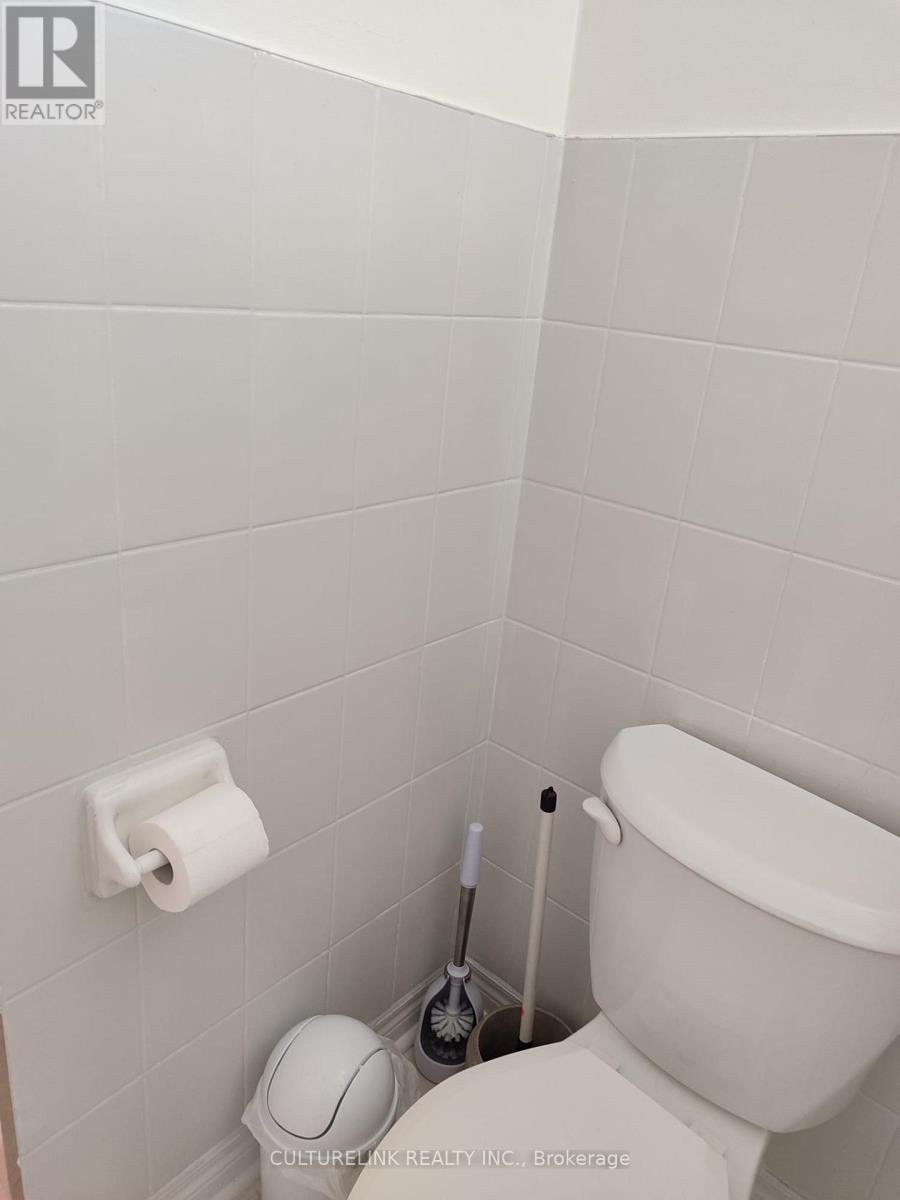 Lower - 918 St Clarens Avenue, Toronto, Ontario  M6H 3X6 - Photo 8 - W12682794