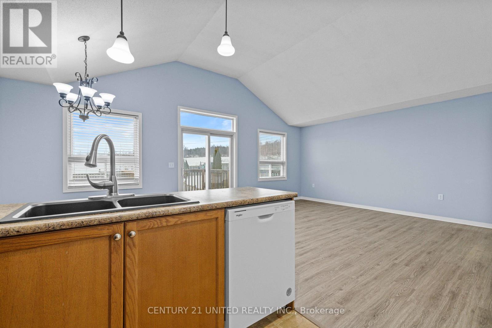 608 Clancy Crescent, Peterborough (Otonabee Ward 1), Ontario  K9K 2S2 - Photo 5 - X12805684