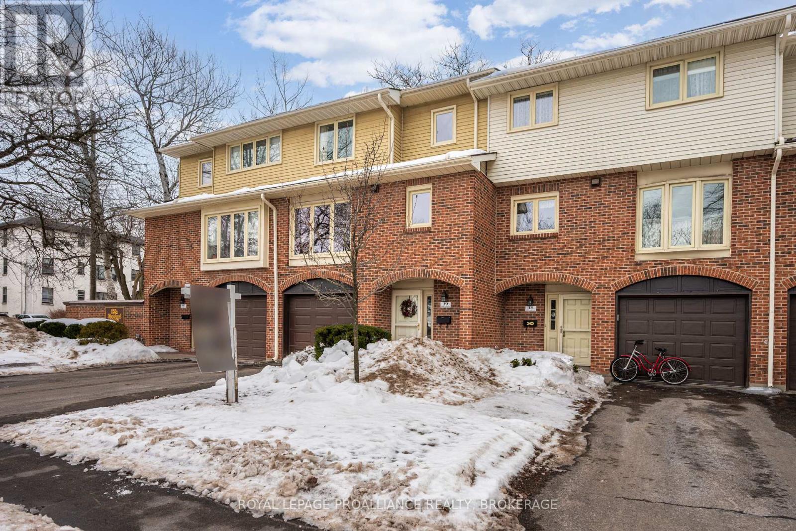 39 - 115 Wright Crescent, Kingston (Central City East), Ontario  K7L 4T8 - Photo 2 - X12805670