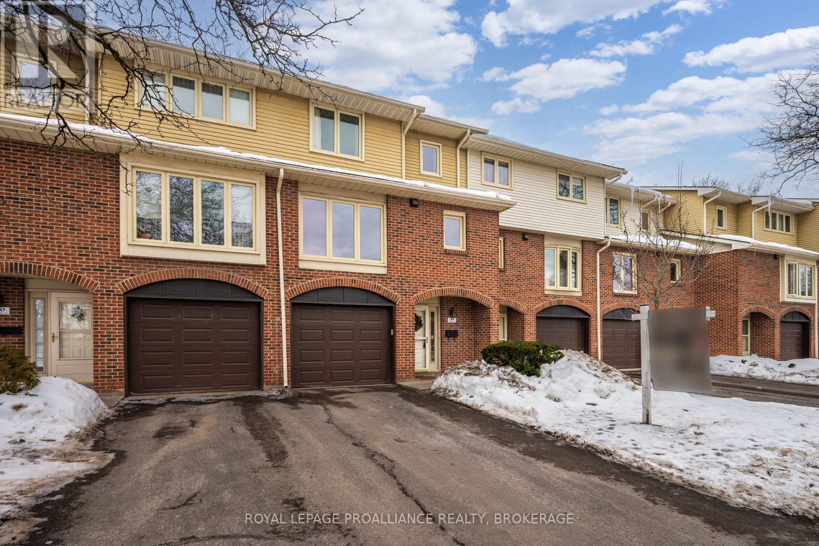 39 - 115 Wright Crescent, Kingston (Central City East), Ontario  K7L 4T8 - Photo 3 - X12805670