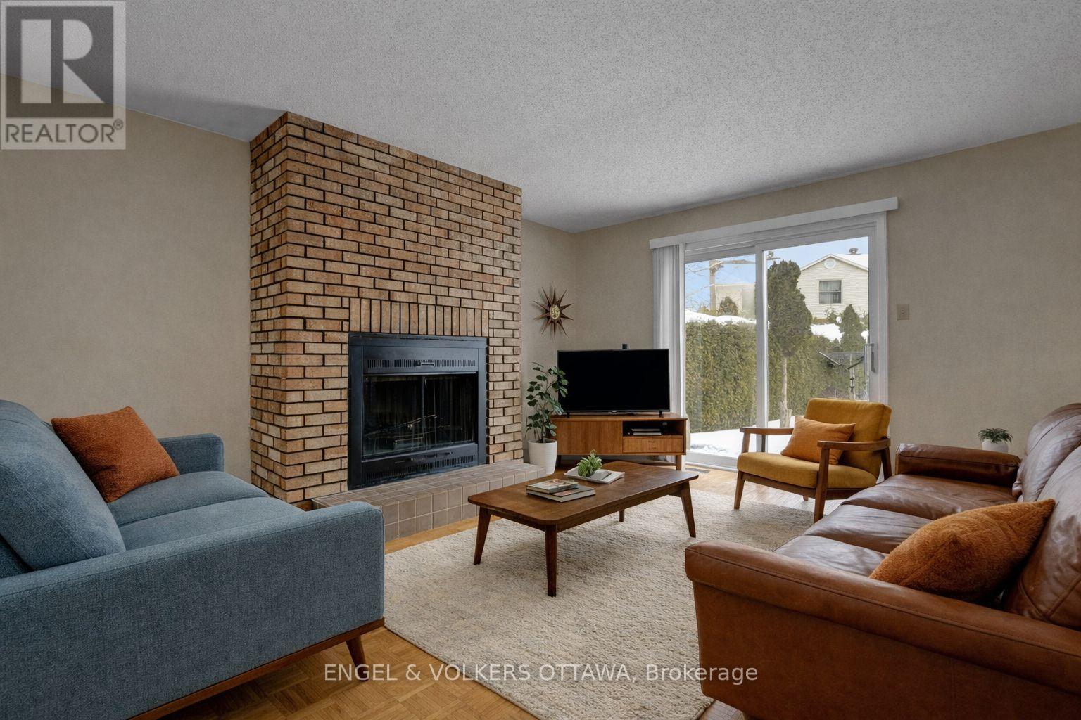 1016 Driftwood Crescent, Ottawa, Ontario  K1C 2P1 - Photo 10 - X12805478