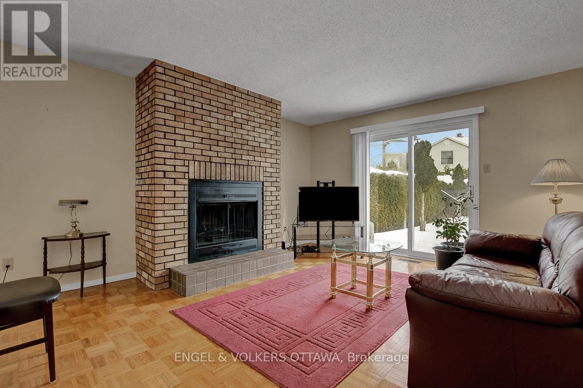 1016 Driftwood Crescent, Ottawa, Ontario  K1C 2P1 - Photo 11 - X12805478