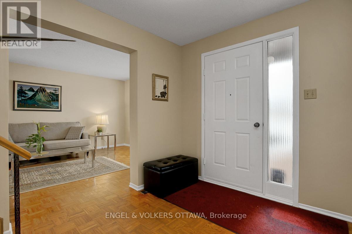 1016 Driftwood Crescent, Ottawa, Ontario  K1C 2P1 - Photo 13 - X12805478