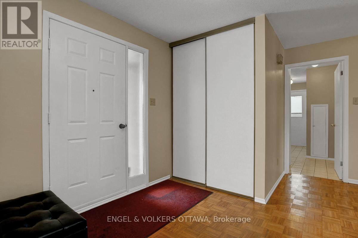 1016 Driftwood Crescent, Ottawa, Ontario  K1C 2P1 - Photo 14 - X12805478