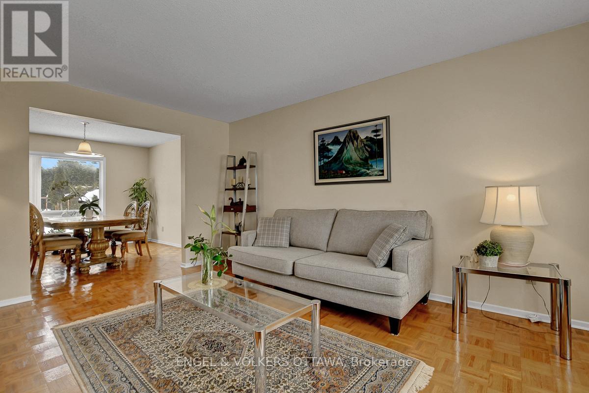 1016 Driftwood Crescent, Ottawa, Ontario  K1C 2P1 - Photo 16 - X12805478