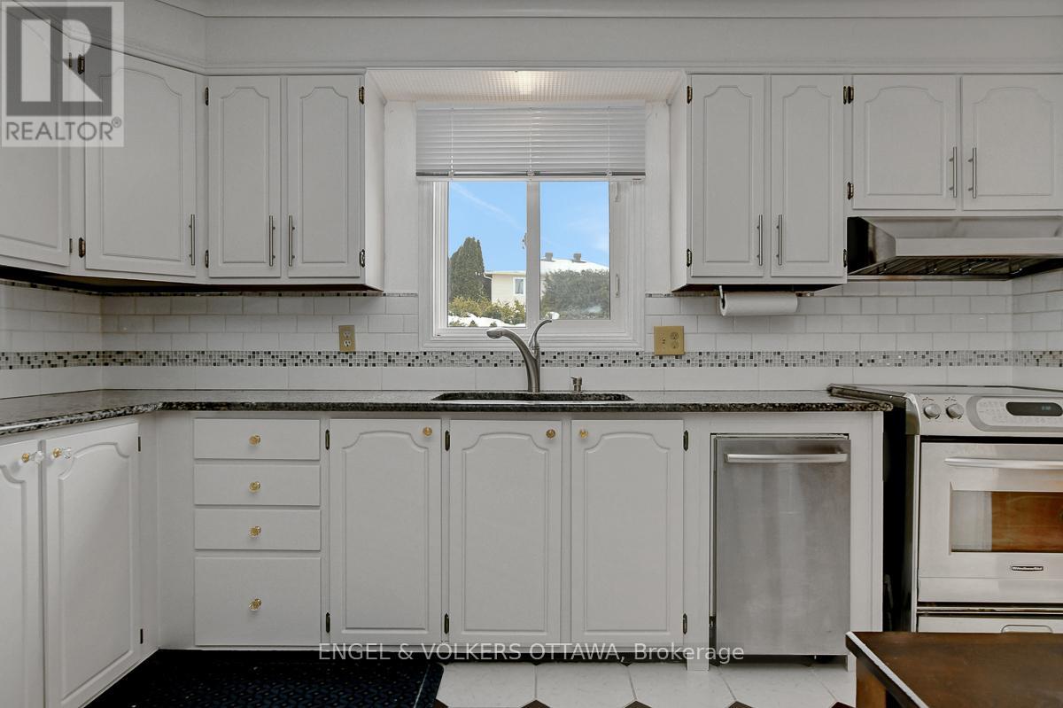 1016 Driftwood Crescent, Ottawa, Ontario  K1C 2P1 - Photo 21 - X12805478