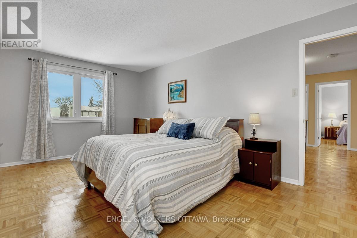 1016 Driftwood Crescent, Ottawa, Ontario  K1C 2P1 - Photo 27 - X12805478