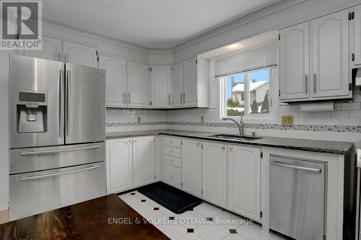 1016 Driftwood Crescent, Ottawa, Ontario  K1C 2P1 - Photo 3 - X12805478