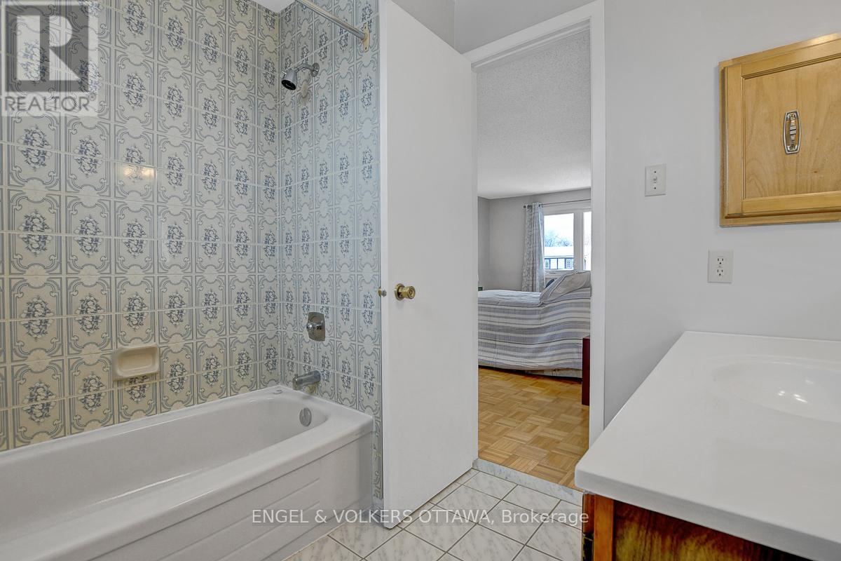 1016 Driftwood Crescent, Ottawa, Ontario  K1C 2P1 - Photo 31 - X12805478