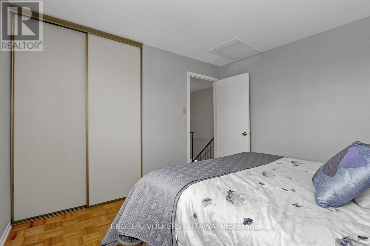 1016 Driftwood Crescent, Ottawa, Ontario  K1C 2P1 - Photo 33 - X12805478