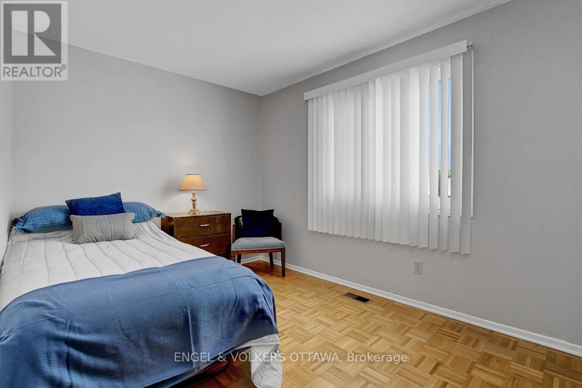 1016 Driftwood Crescent, Ottawa, Ontario  K1C 2P1 - Photo 38 - X12805478