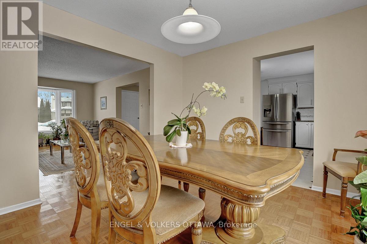 1016 Driftwood Crescent, Ottawa, Ontario  K1C 2P1 - Photo 4 - X12805478