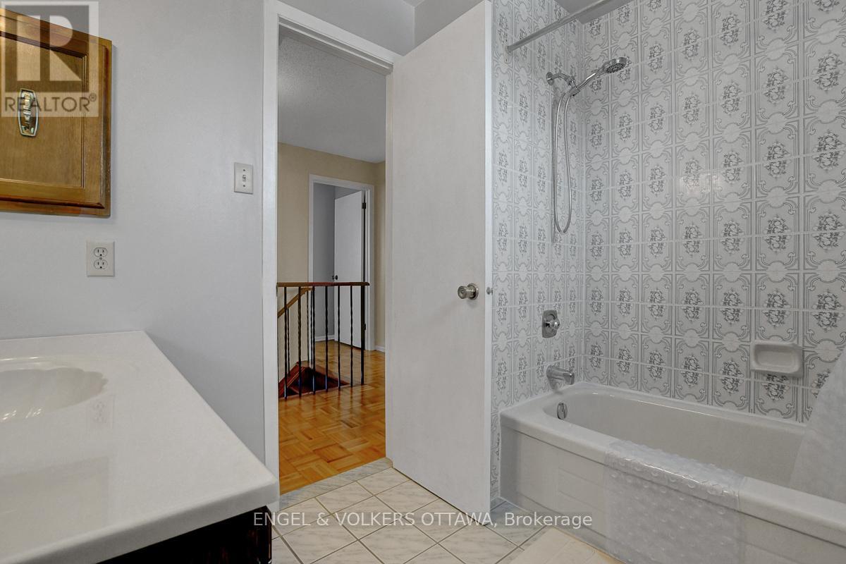 1016 Driftwood Crescent, Ottawa, Ontario  K1C 2P1 - Photo 40 - X12805478