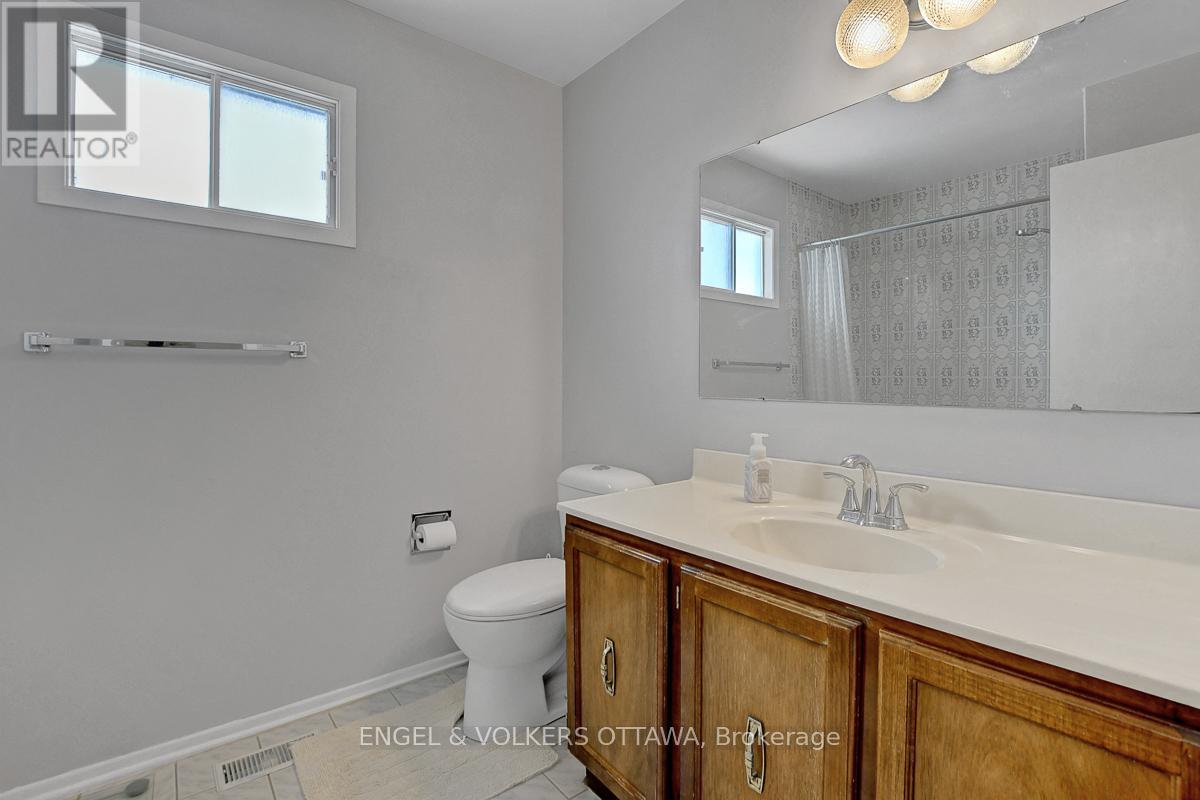 1016 Driftwood Crescent, Ottawa, Ontario  K1C 2P1 - Photo 41 - X12805478