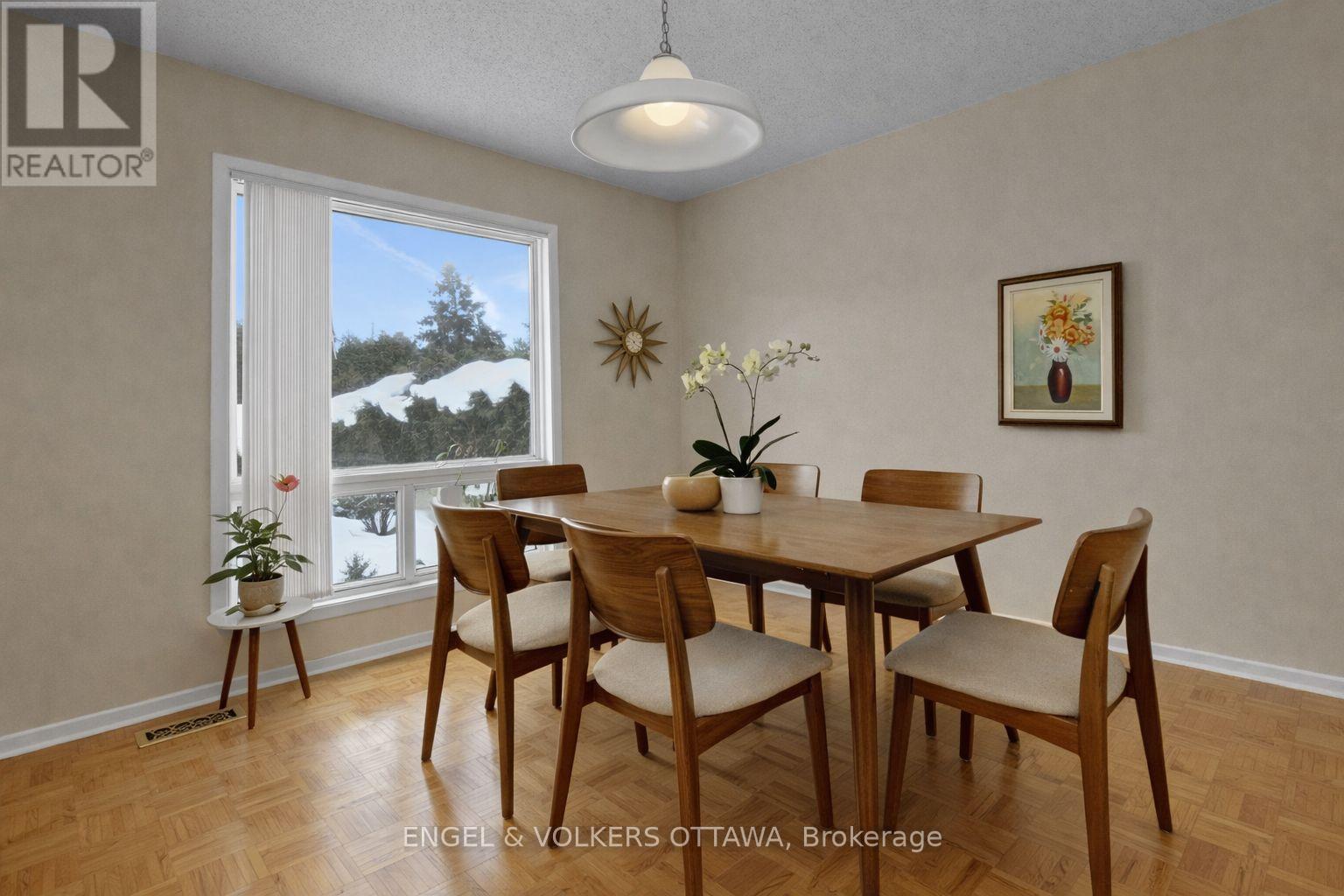 1016 Driftwood Crescent, Ottawa, Ontario  K1C 2P1 - Photo 5 - X12805478