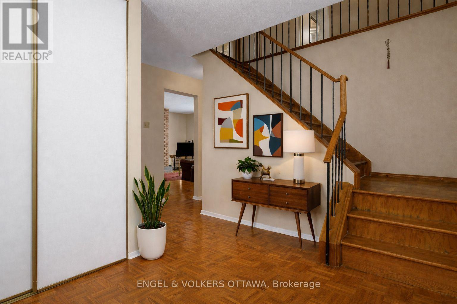 1016 Driftwood Crescent, Ottawa, Ontario  K1C 2P1 - Photo 7 - X12805478