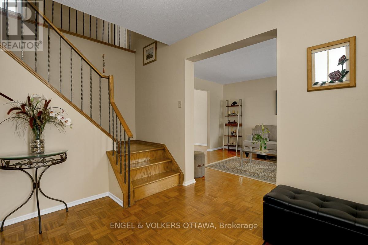 1016 Driftwood Crescent, Ottawa, Ontario  K1C 2P1 - Photo 8 - X12805478