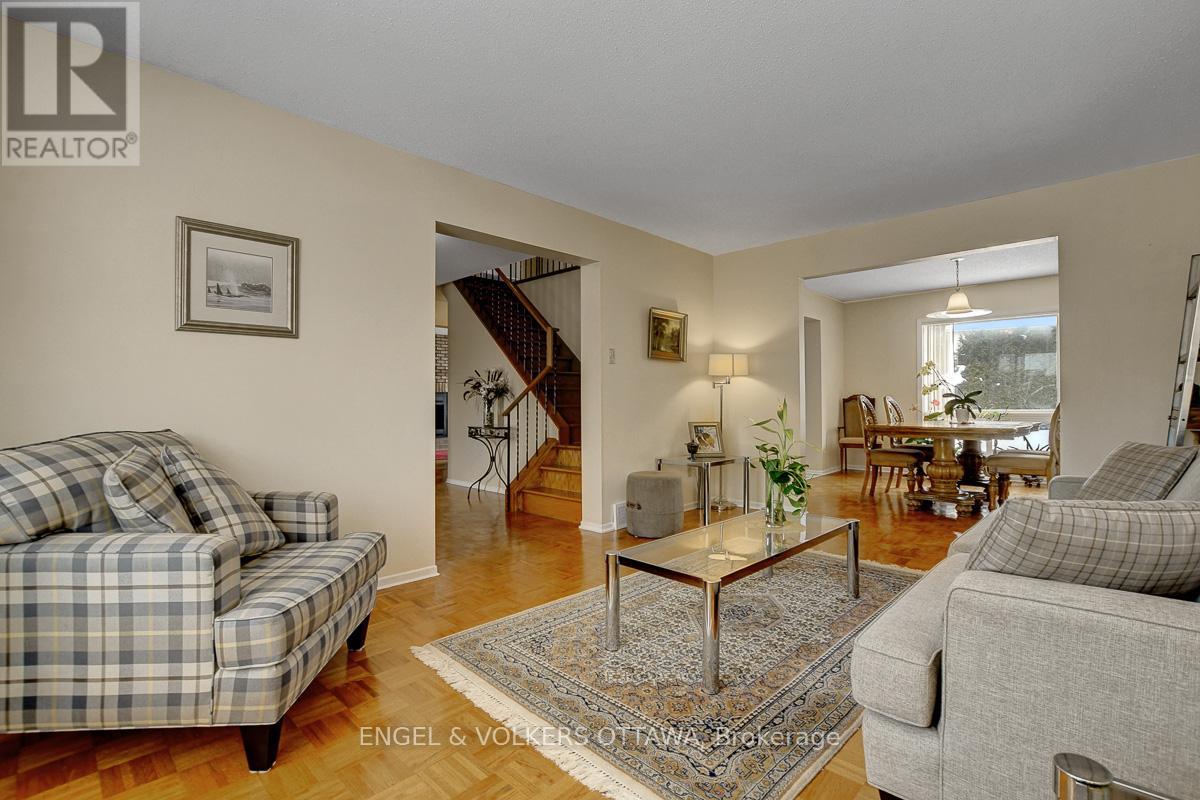 1016 Driftwood Crescent, Ottawa, Ontario  K1C 2P1 - Photo 9 - X12805478