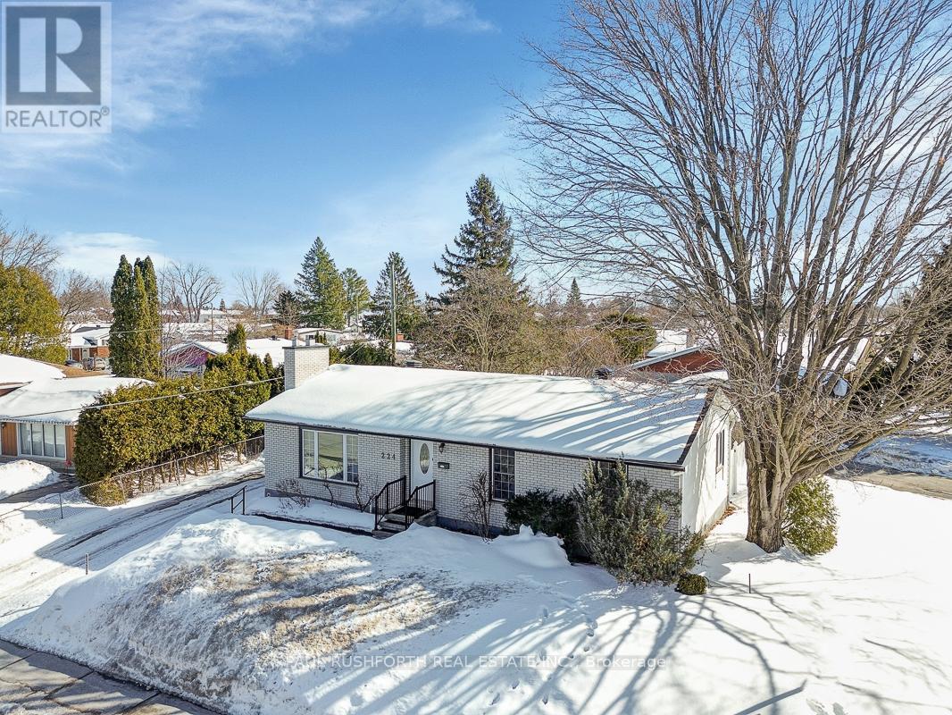 224 Kennedy Lane W, Ottawa, Ontario  K1E 1G6 - Photo 4 - X12805528