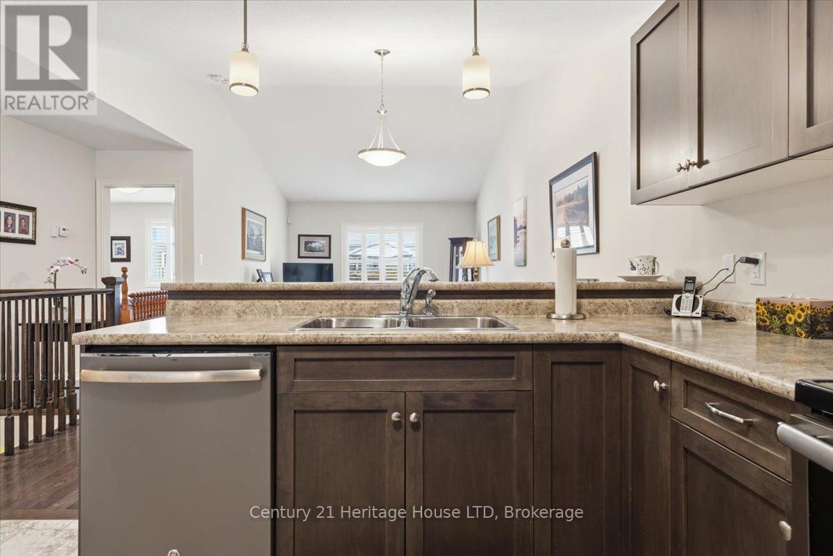 137 Silverwood Avenue, Welland, Ontario L3C 0B7 - Photo 11 - X12805538