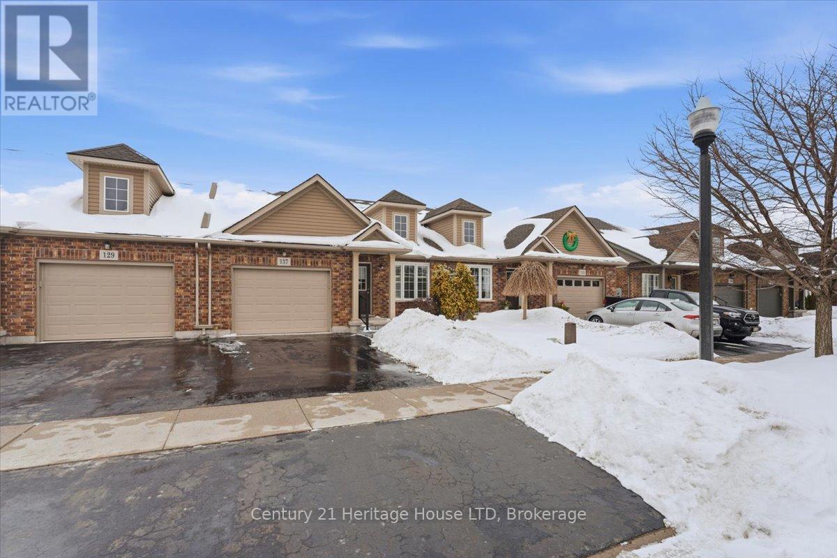 137 Silverwood Avenue, Welland, Ontario L3C 0B7 - Photo 2 - X12805538