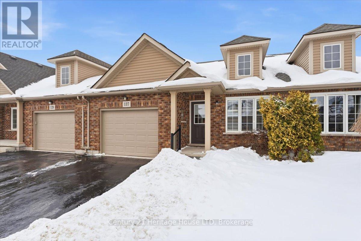 137 Silverwood Avenue, Welland, Ontario L3C 0B7 - Photo 3 - X12805538