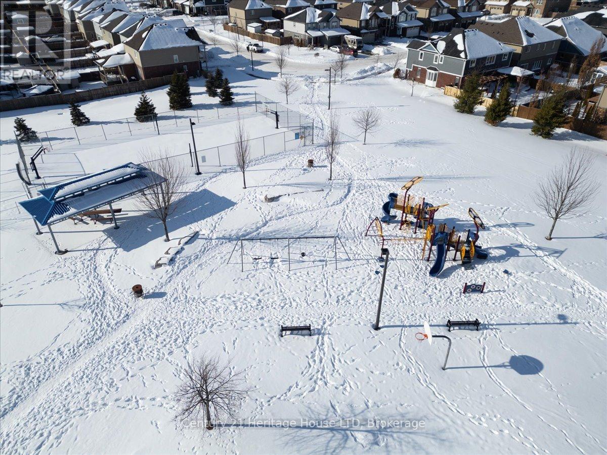 137 Silverwood Avenue, Welland, Ontario L3C 0B7 - Photo 48 - X12805538