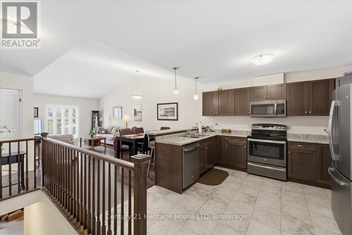 137 Silverwood Avenue, Welland, Ontario L3C 0B7 - Photo 8 - X12805538