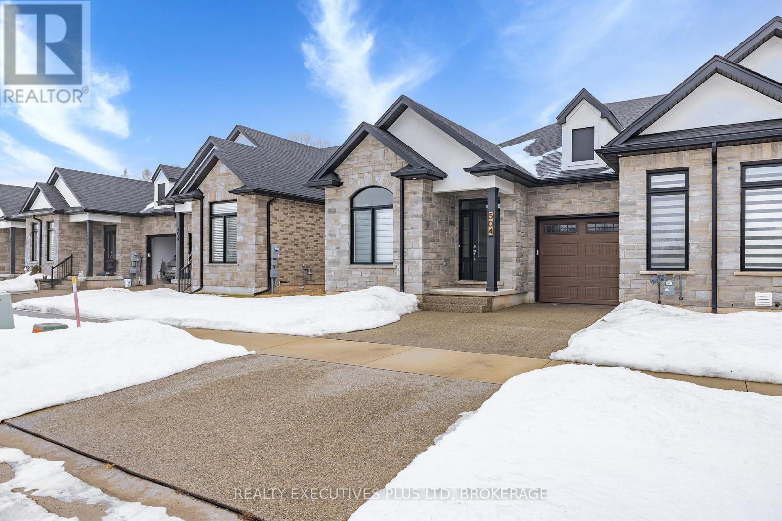 504 Royal Ridge Court, Fort Erie, Ontario  N9V 3W4 - Photo 2 - X12805664