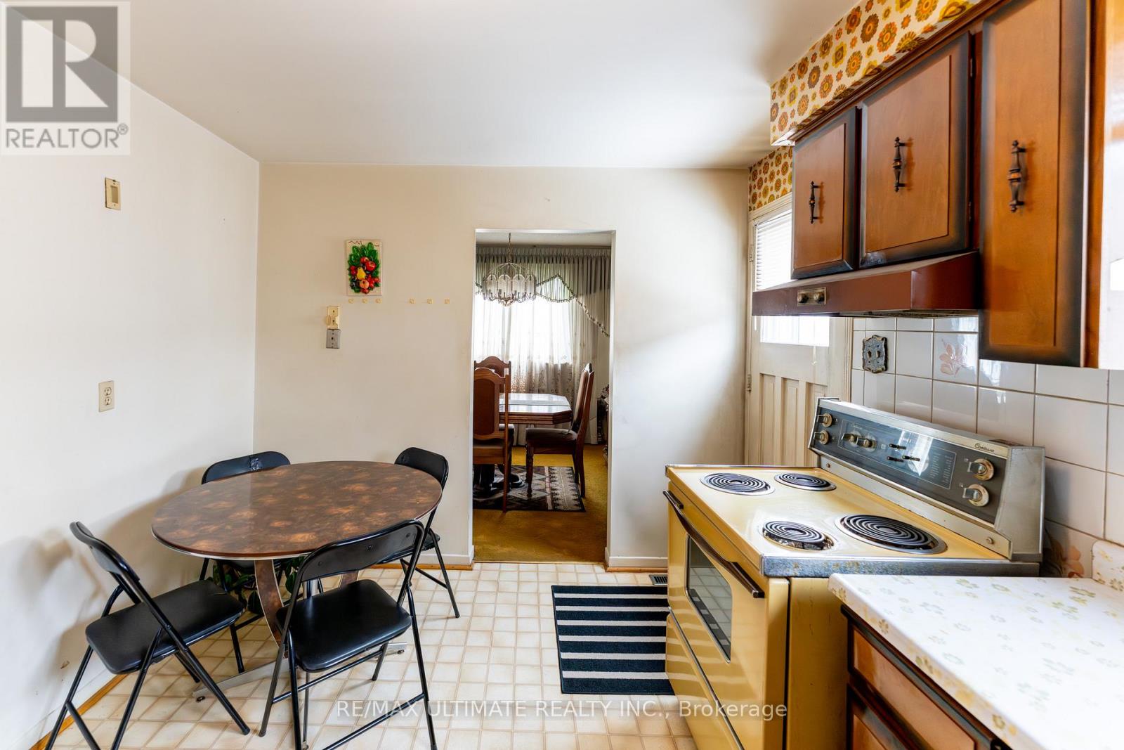 3314 Strabane Drive, Mississauga, Ontario  L5C 1W7 - Photo 5 - W12805462